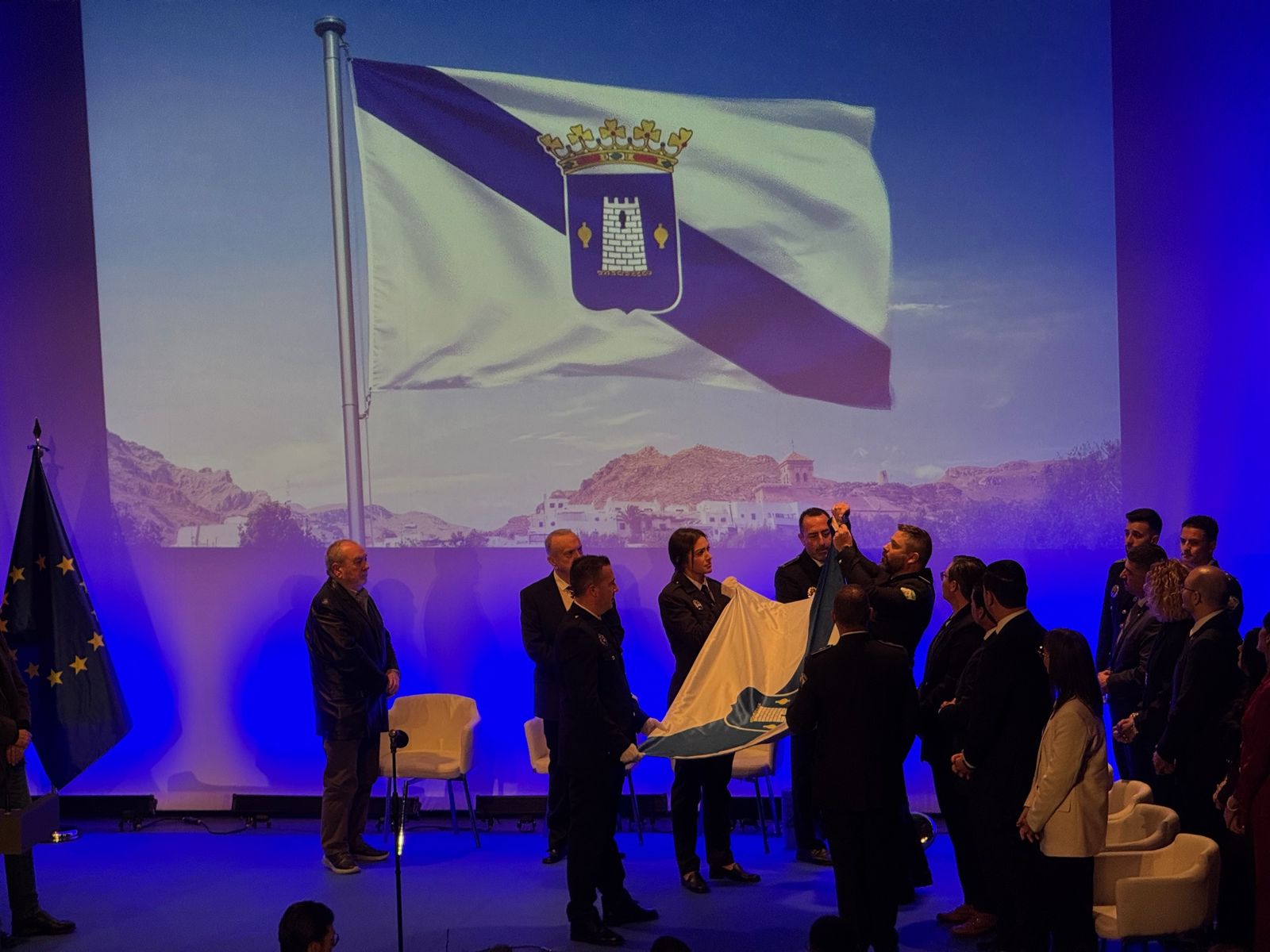 Níjar refuerza su sentimiento de pertenencia con el estreno de dos símbolos: himno y bandera