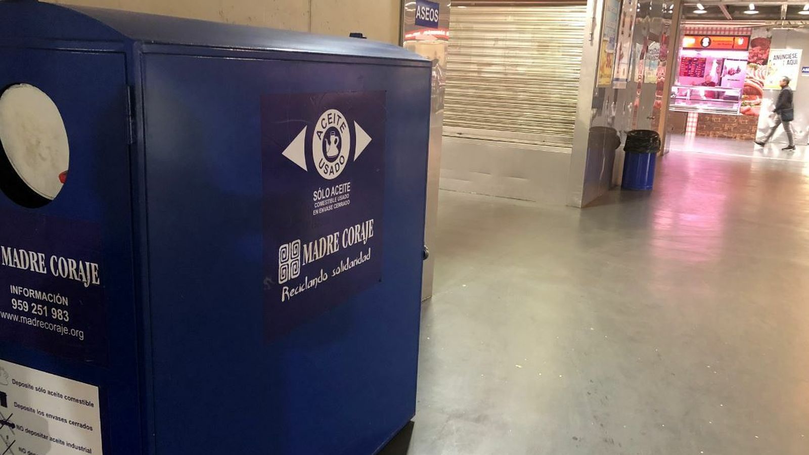 Uno de los contenedores de aceite colocado en el Mercado del Carmen.