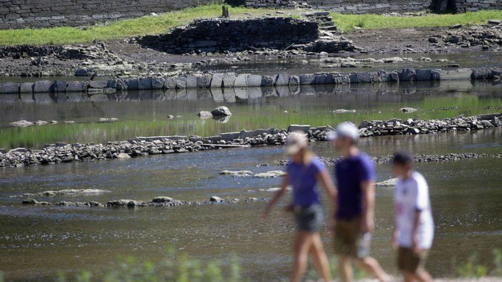 Restos del antiguo pueblo de Portomarín que han quedado al descubierto
