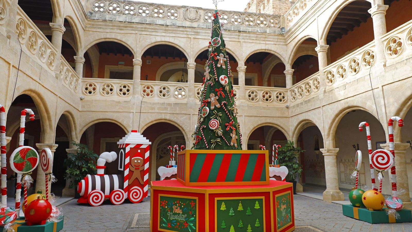 El Castillo Luna, decorado con motivos navideños. El Castillo Luna, decorado con motivos navideños.