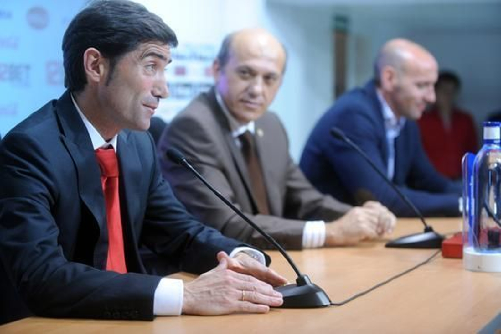 Marcelino habla en rueda de prensa, acompañado de Del Nido y Monchi.  Foto: Antonio Pizarro