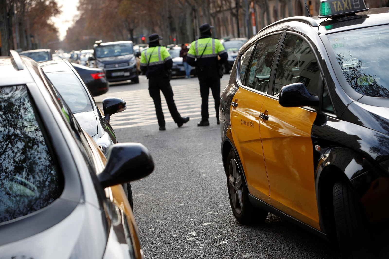 Dos agentes de la Guardia Urbana vigilan el desarrollo de la protesta.