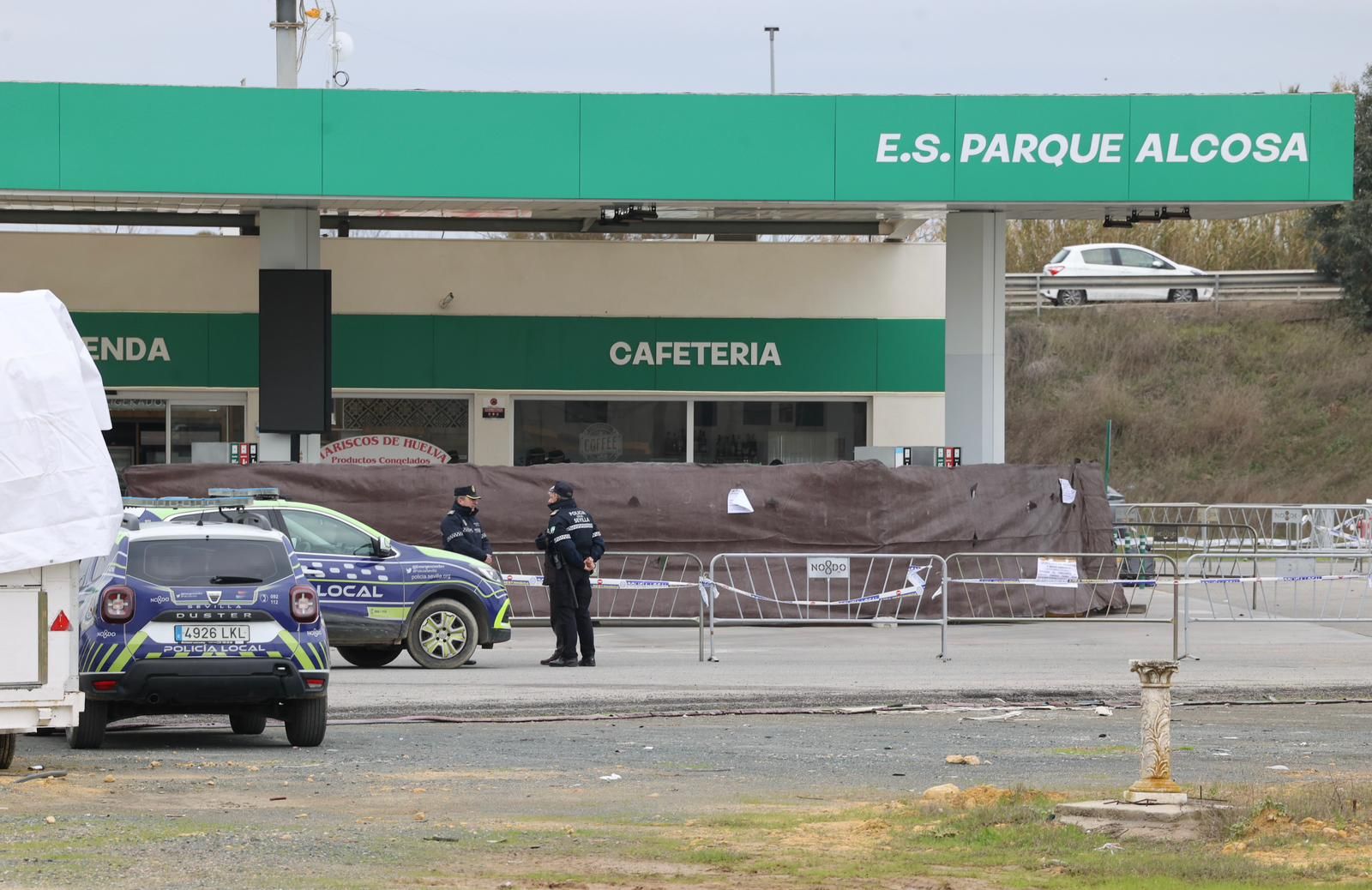 Policías locales de Sevilla, en la estación de servicio de Alcosa.