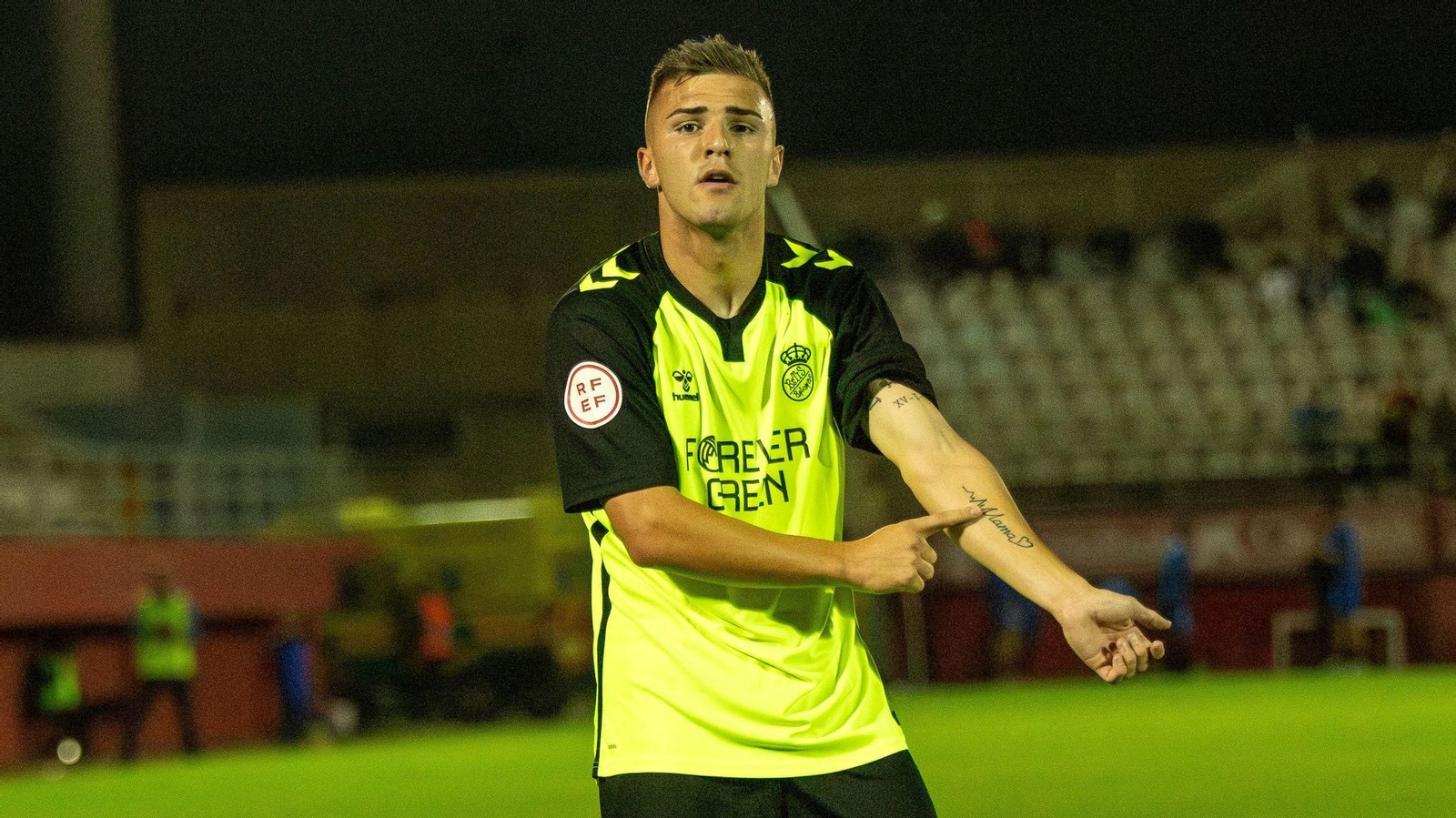 Pablo García celebra uno de sus goles en el Nuevo Mirador.