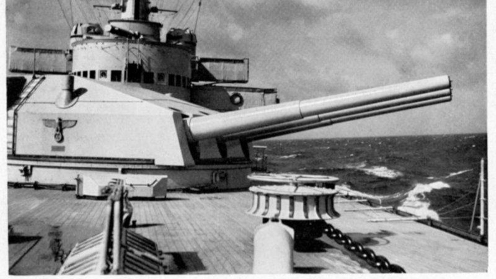 Torre triple de proa girando a babor con cañones en elevación