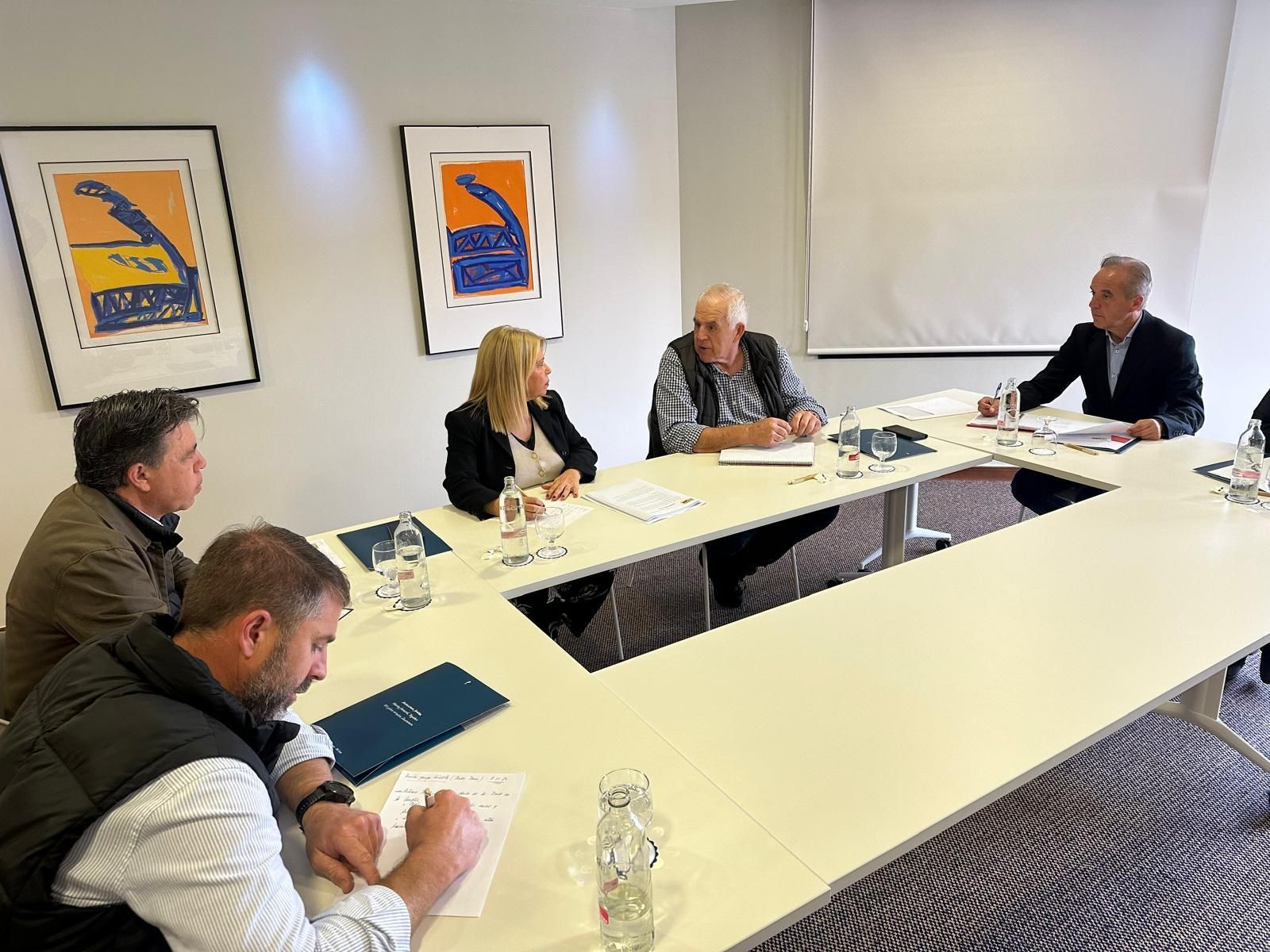 Mamen Sánchez y Alfonso Moscoso, con los representantes de COAG.