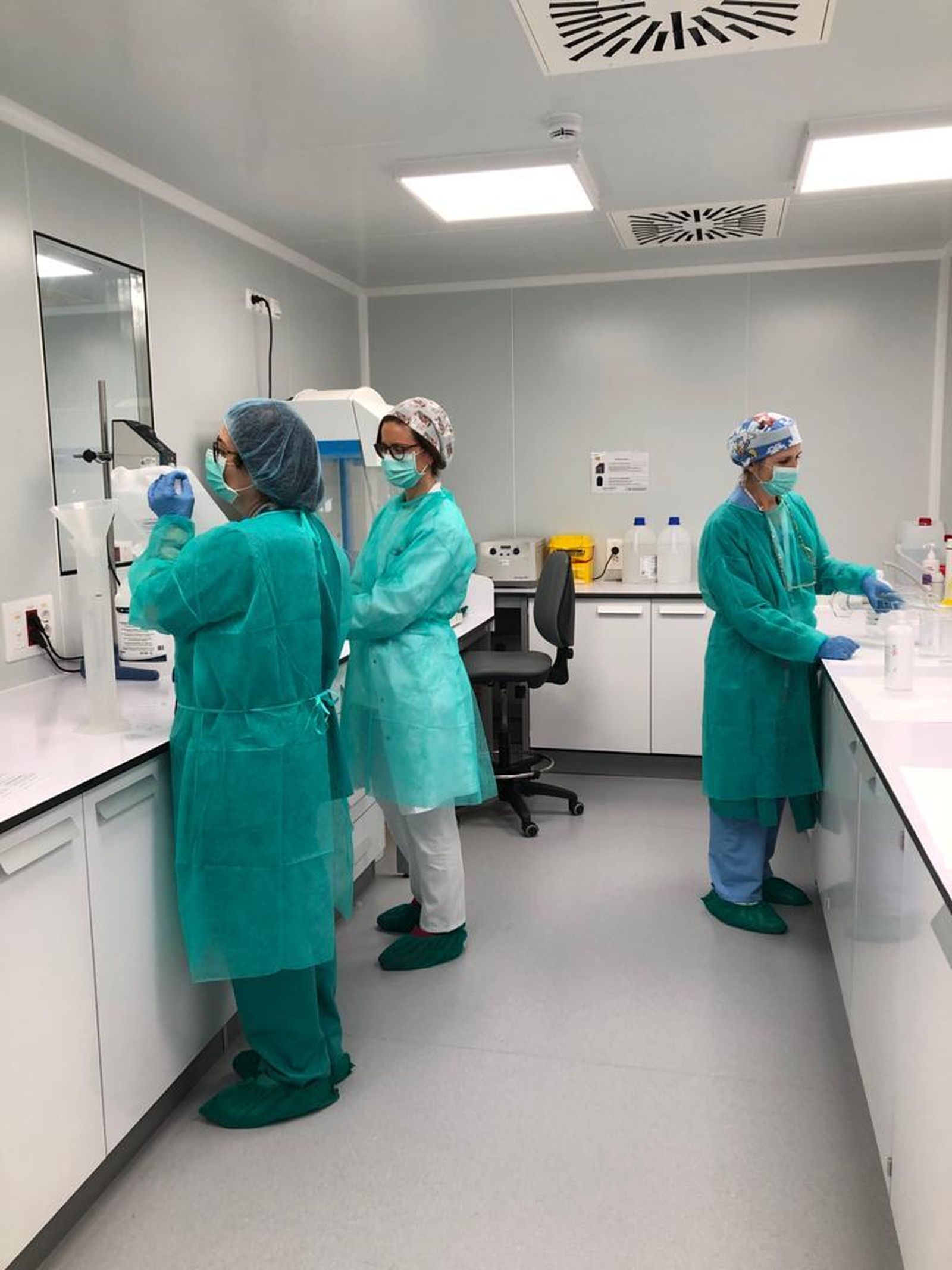 Elaboración de la solución hidroalcohólica en el Reina Sofía.