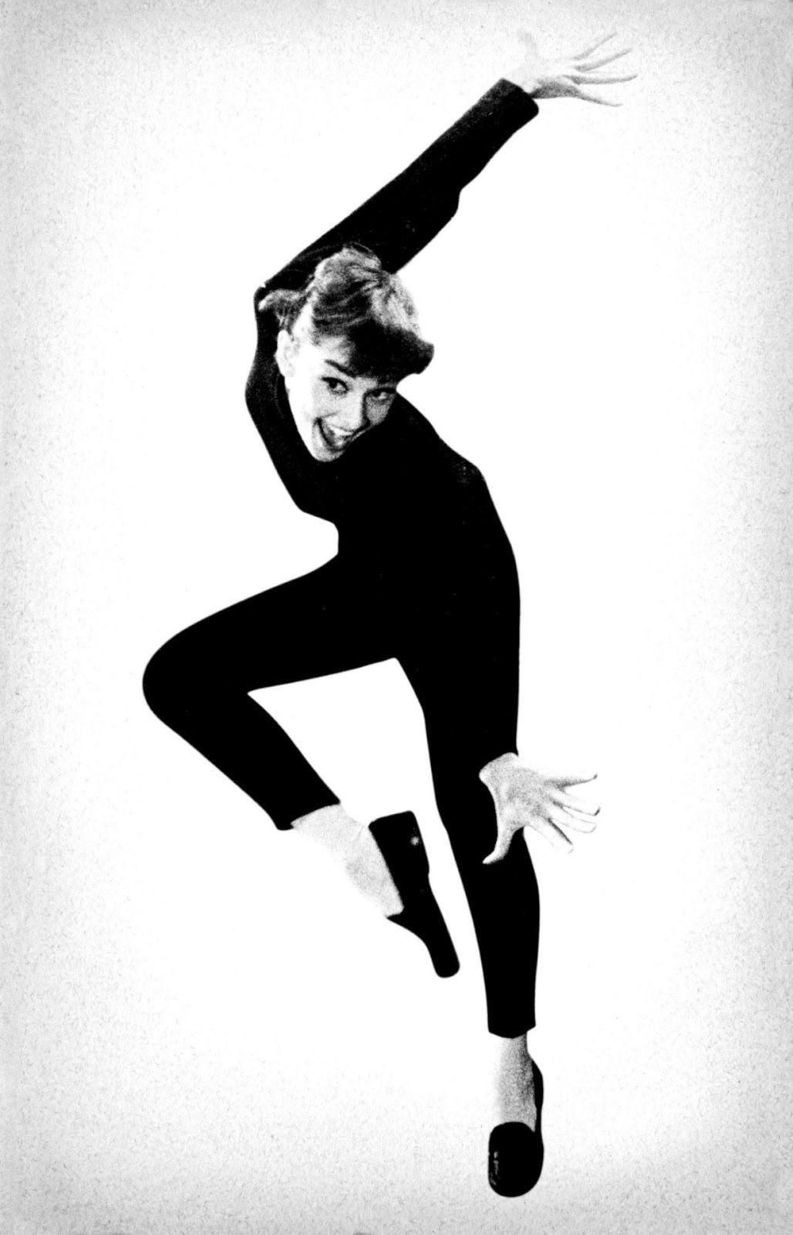 Los mocasines negros de Jo (Audrey Hepburn) en 'Una cara con ángel' (1957). 10 zapatos icónicos del cine