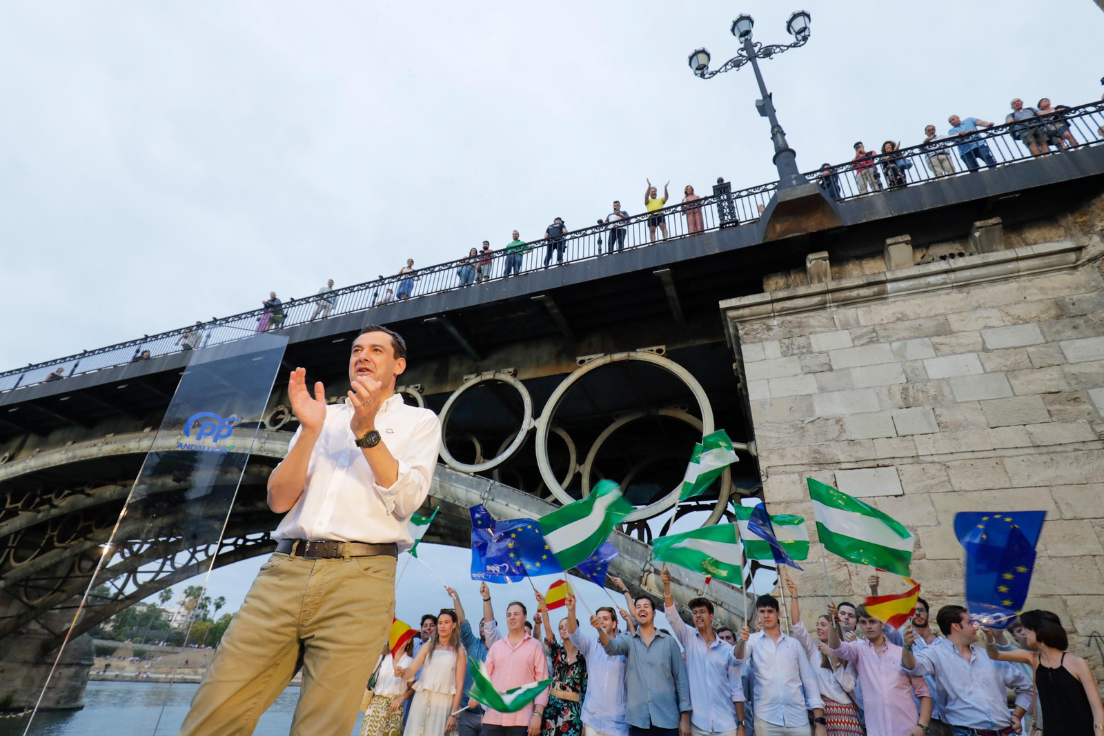 Acto de cierre de campaña del PP. Juanma Moreno, Carmen Crespo, Zoido, Ricardo Sánchez y José Luis Sanz..