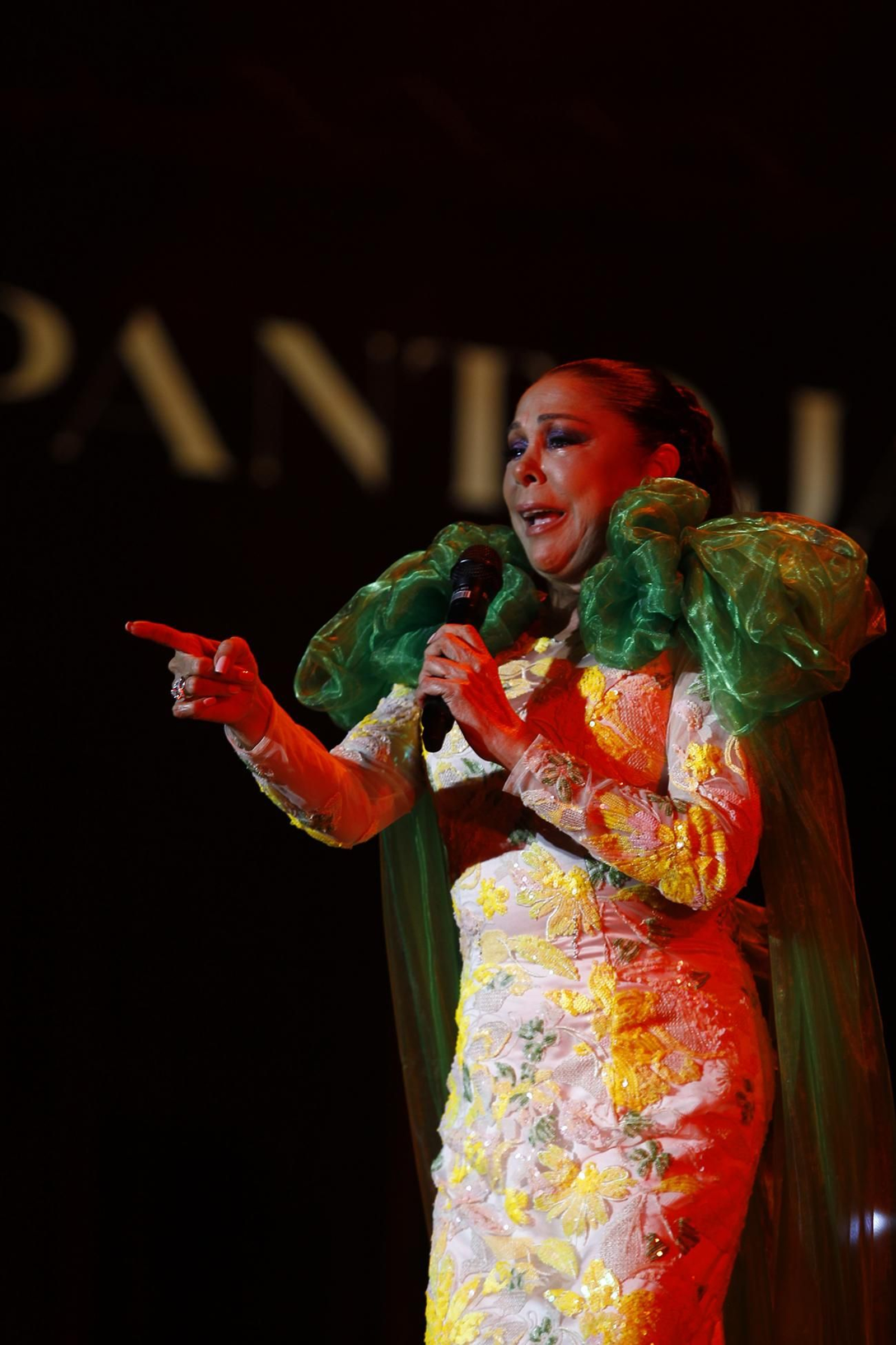 Isabel Pantoja cautiva al público de Almería en la plaza de toros