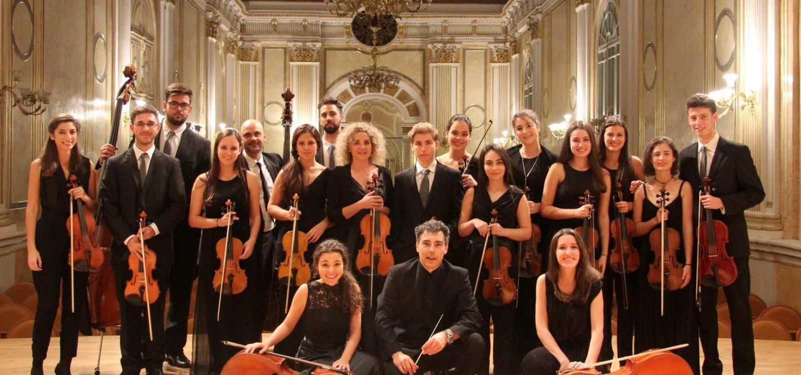 la Joven Orquesta Promúsica con su director, Javier Claudio.