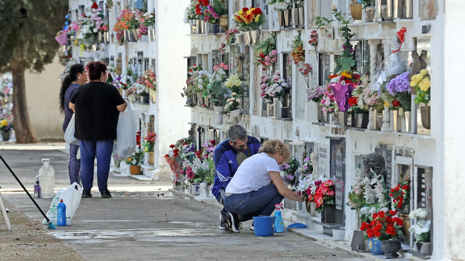 Día de Todos los Santos en el cementerio de Jerez
