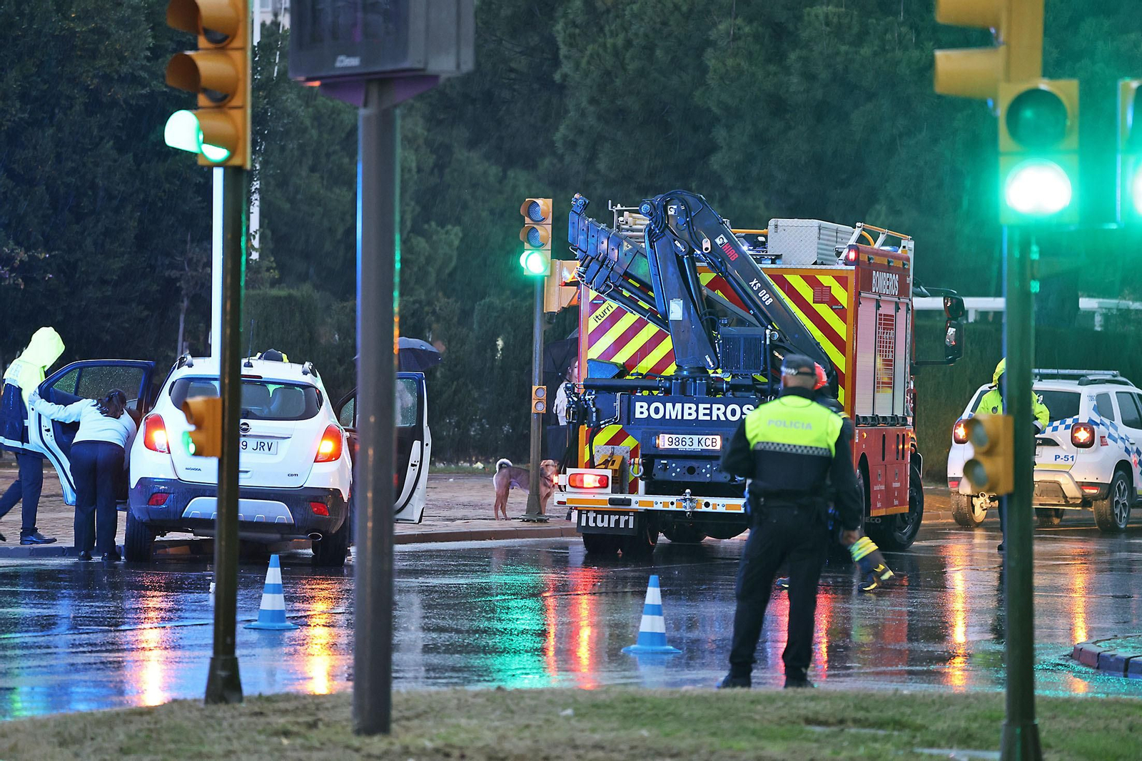 Las espectaculares imágenes del rescate de una persona en un accidente de tráfico en Huelva