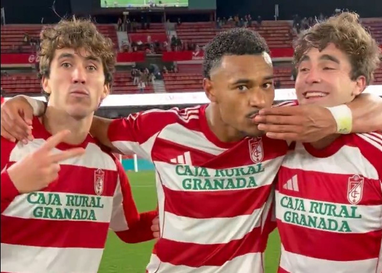 Loïc Williams mandando un beso a cámara tras el partido.