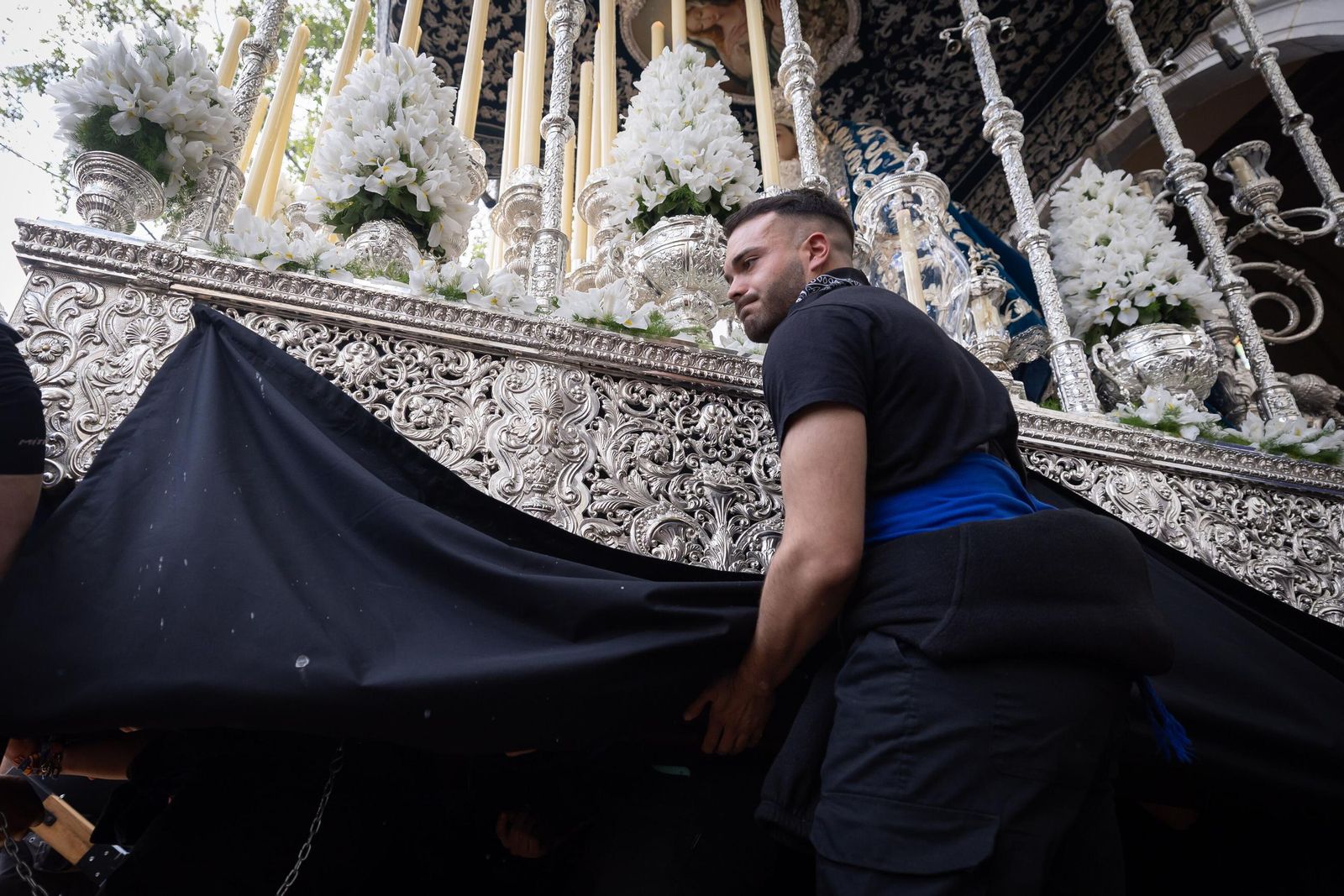 Así vivió Granada la salida de la Hermandad de la Concepción 2025