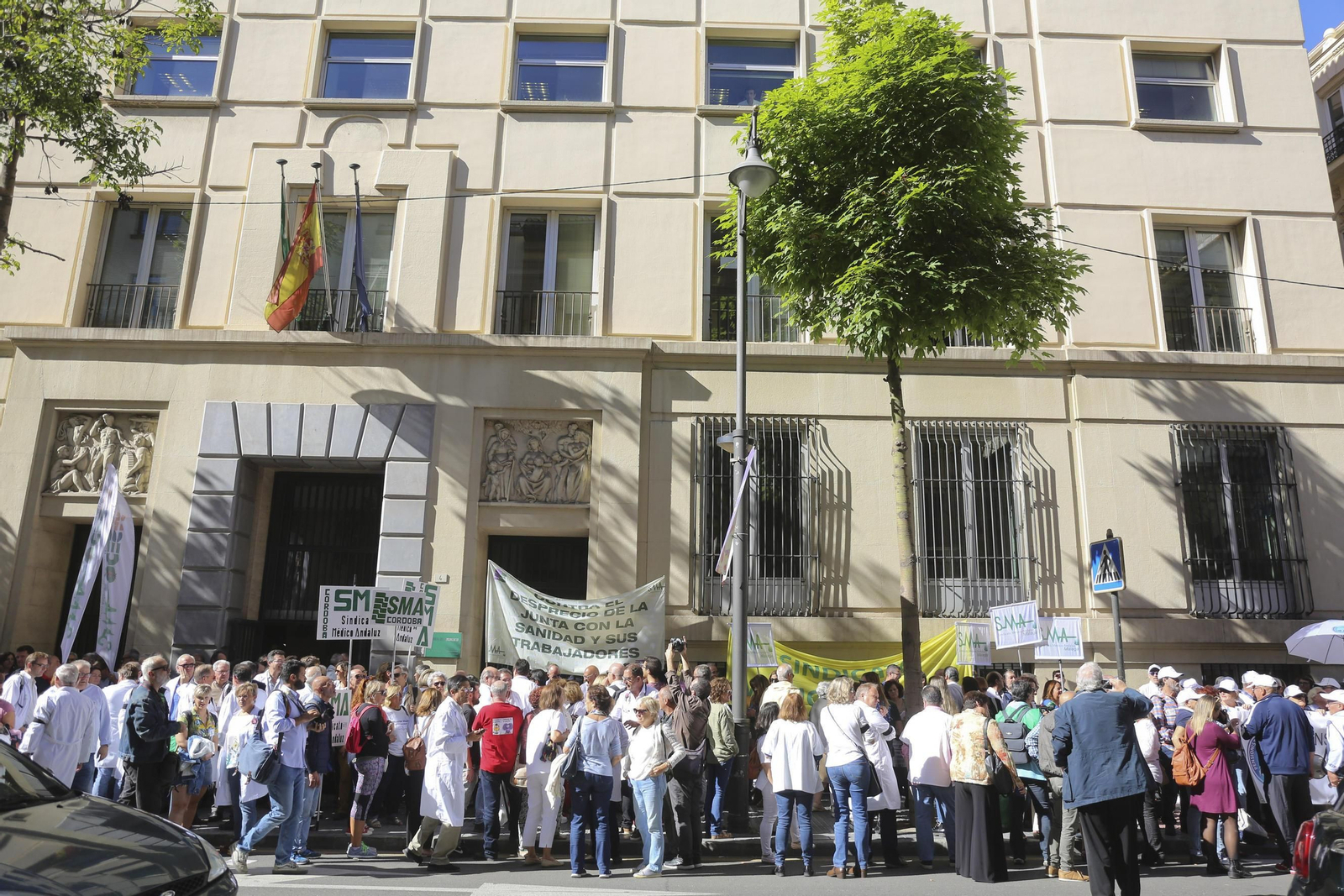 Concentración de médicos ante la Delegación de Salud. Concentración de médicos ante la Delegación de Salud.