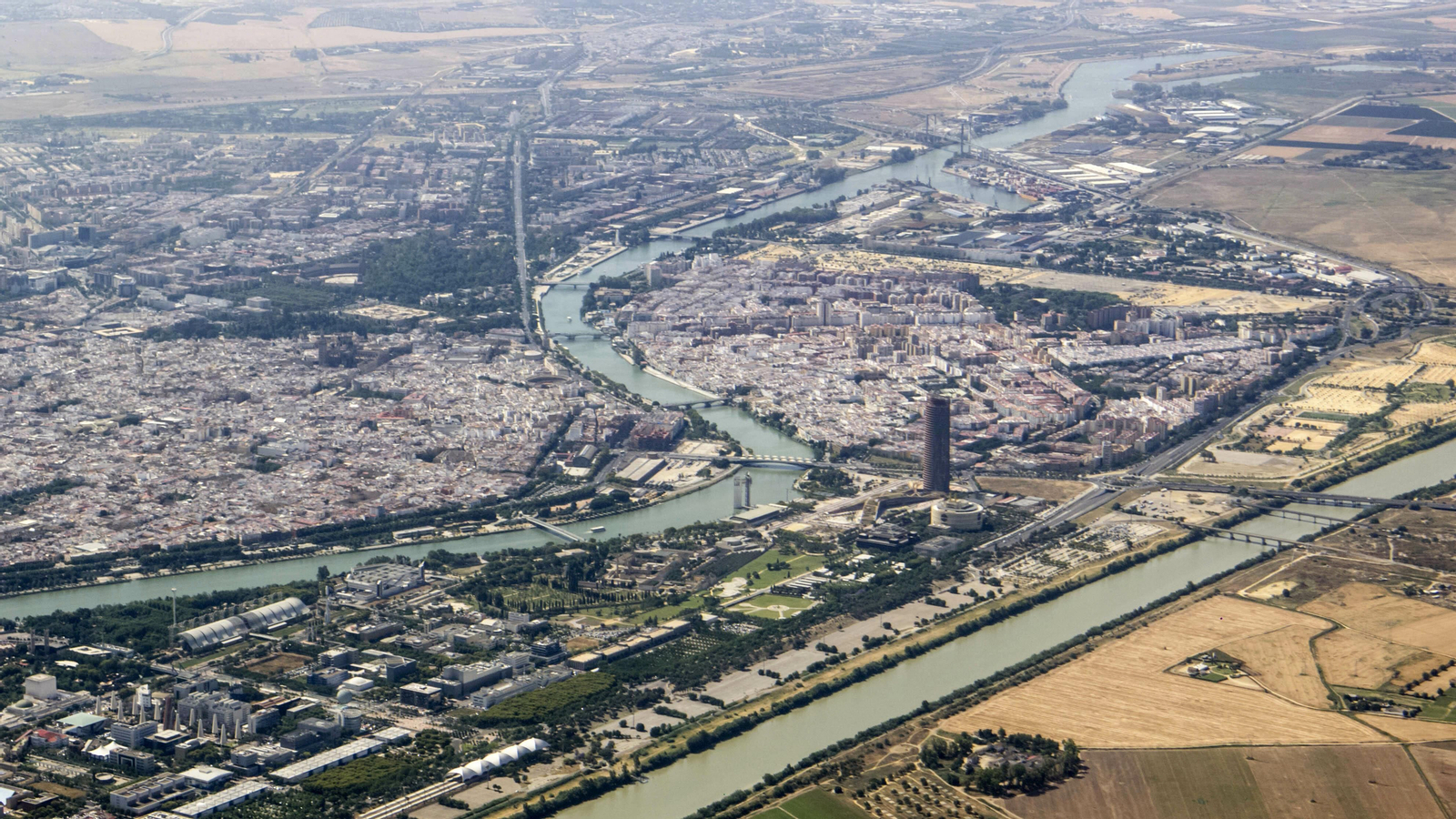 Imagen aérea del río Guadalquivir a su paso por la ciudad.