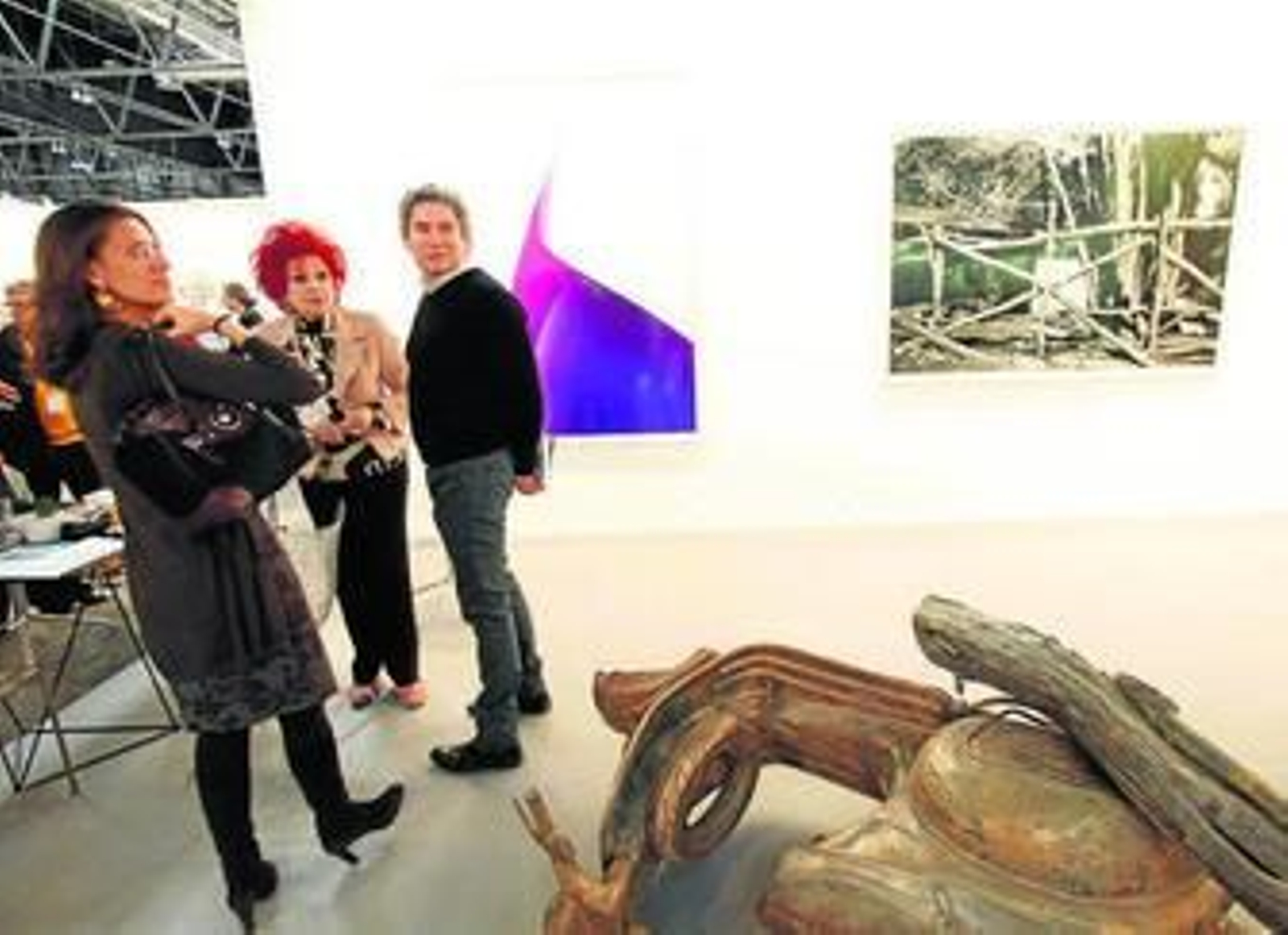 1. Dos visitantes se retratan junto a una obra de Sean Scully, una de las más comentadas. 2. Juana de Aizpuru y Boris Izaguirre departen en el espacio de la primera. 3. Javier Pérez y un detalle de su obra 'Carroña' en primer plano. 4. Almodóvar se emocionó con una escultura de Louise Bourgeois en el 'stand' de Soledad Lorenzo.