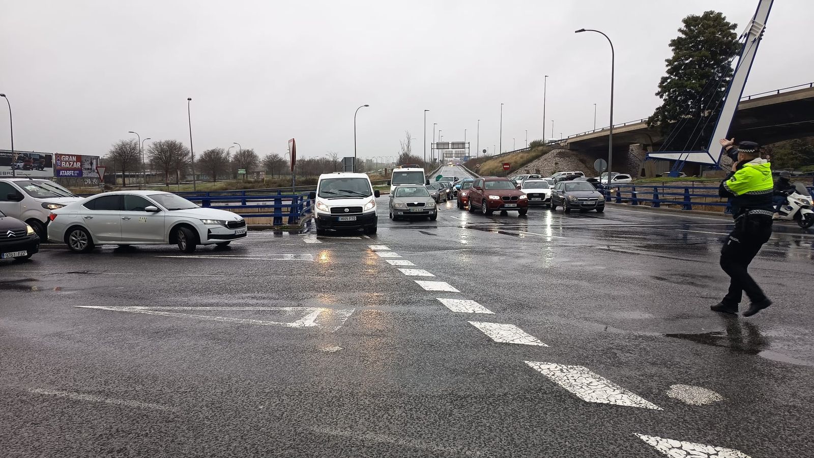 Un Policía Local regula el tráfico antes de la llegada de los tractores