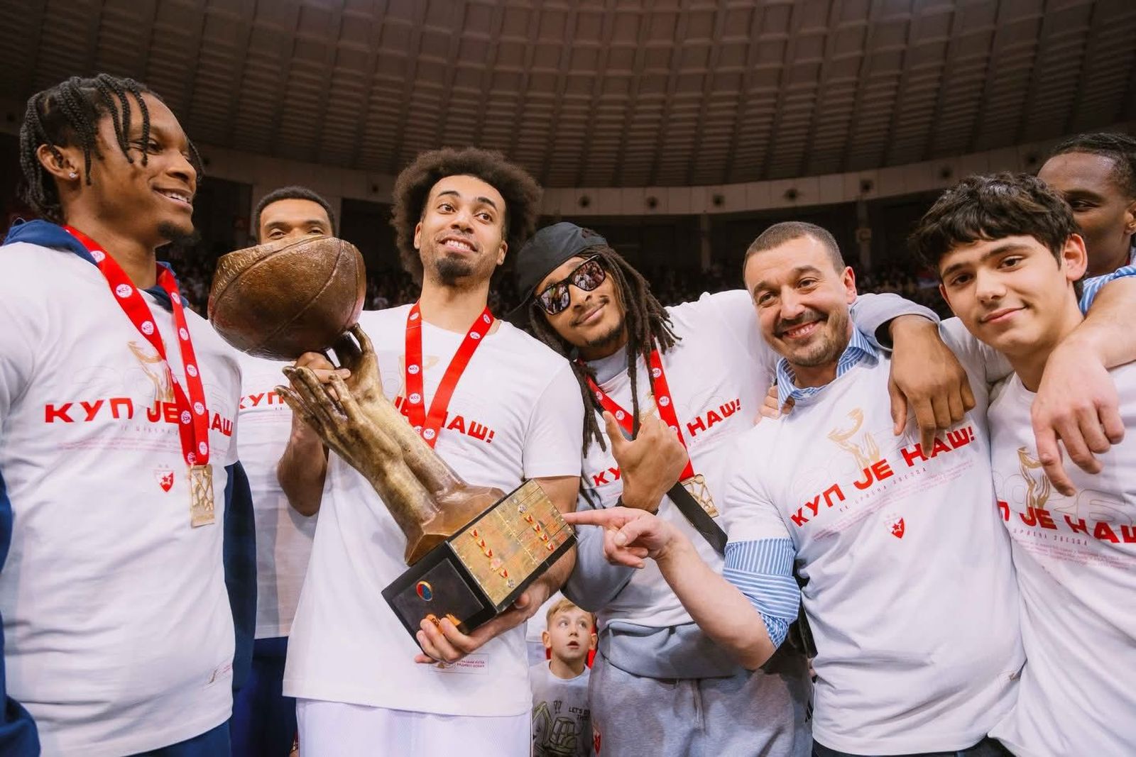 Tyson Carter y Nemanja Nedovic celebran títulos de Copa con Estrella Roja y Mónaco