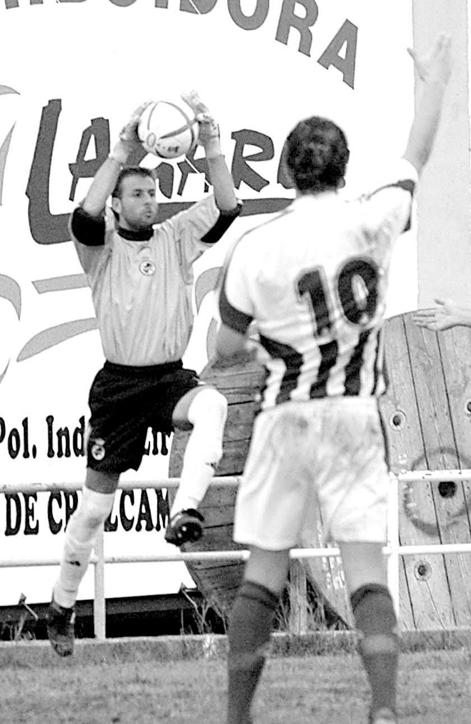 El meta Sergio atrapa un balón durante el último Bollullos-Balona