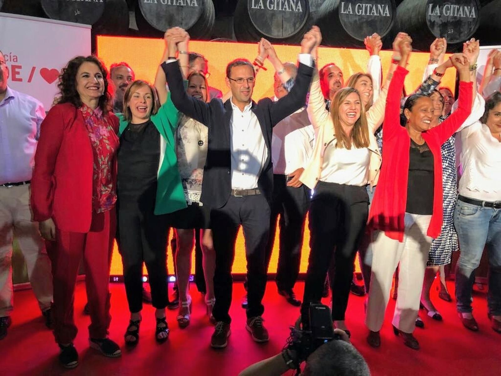La ministra María Jesús Montero, con el alcalde de Sanlúcar y otros integrantes de la candidatura socialista.
