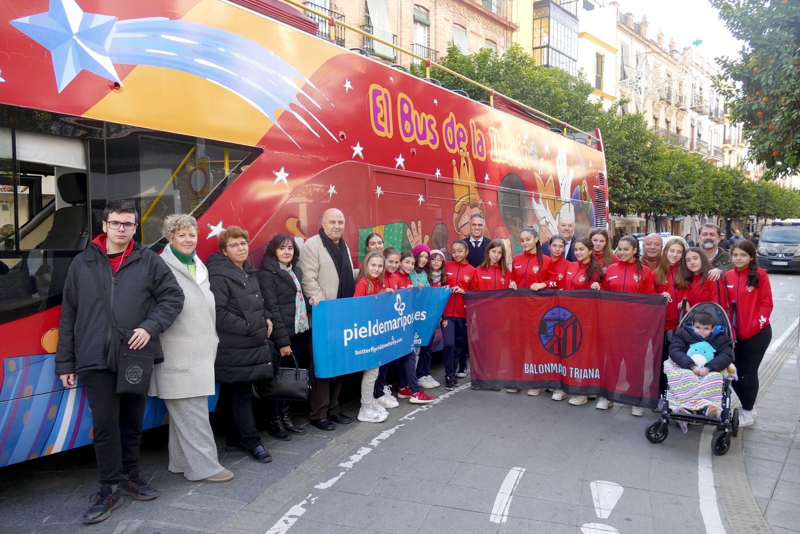 Representantes de la Asociación DEBRA Piel de Mariposa, el Distrito Triana, el Club Balonmano Triana y City Sightseeing Sevilla, unidos para dar visibilidad a la enfermedad.