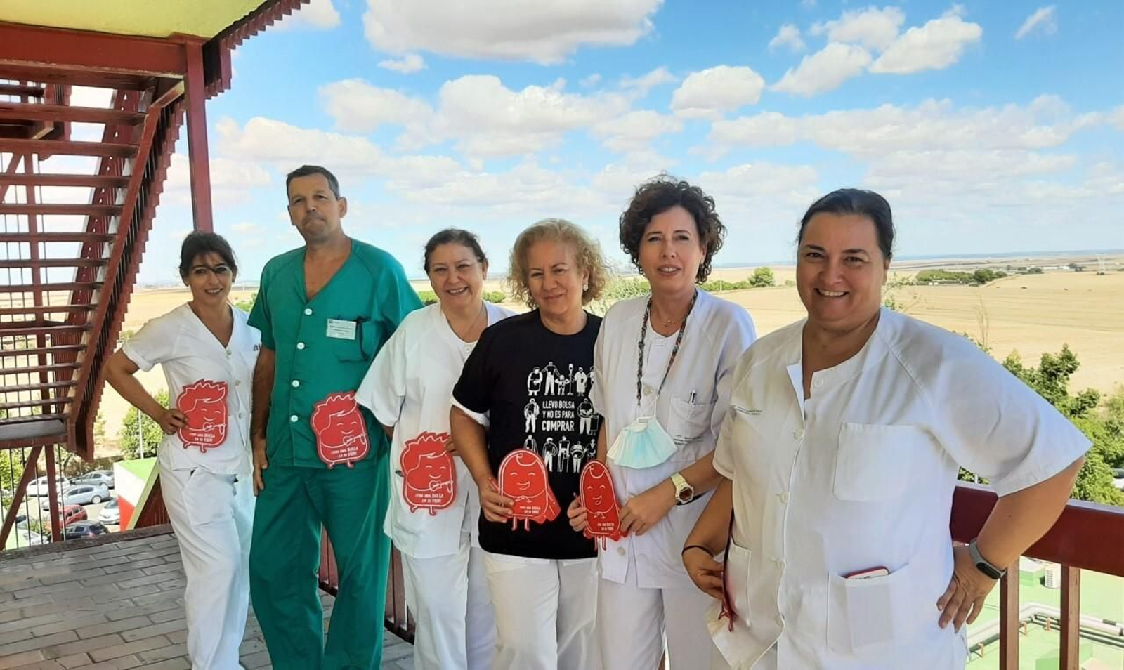 Compañeras de Enfermería del Servicio de Cirugía y la enfermera responsable de la consulta.