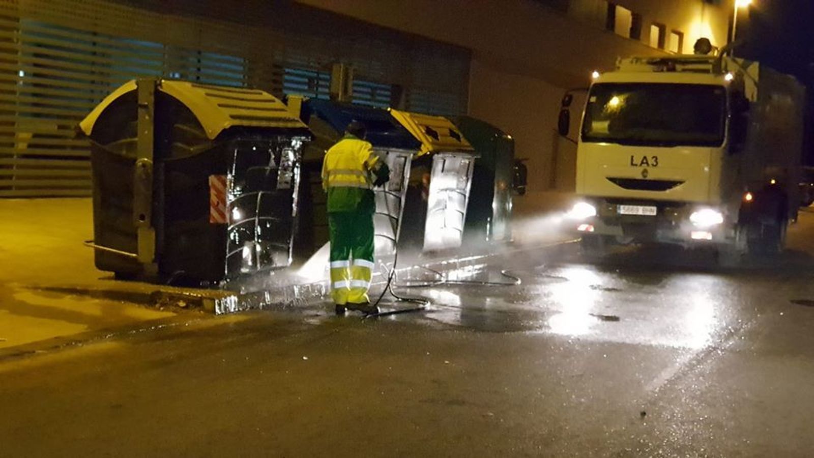 Limpieza de la barriada de La Casería llevada a cabo con motivo de la campaña 'Mi oficina es tu barrio'.