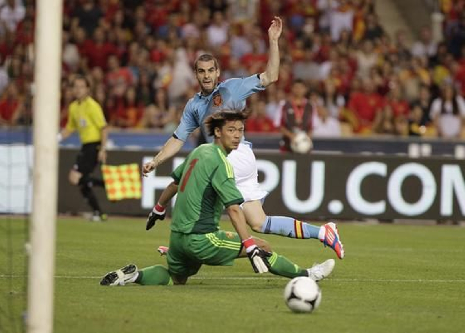 España vence a China gracias a la chispa y la magia de Silva e Iniesta en el último amistoso antes de la Eurocopa.

Foto: Antonio Pizarro