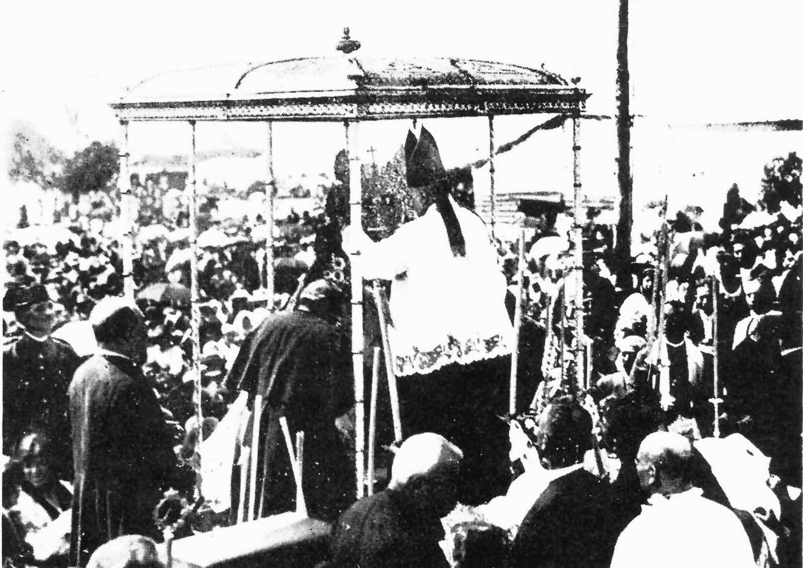 Momento en el que la Blanca Paloma es coronada por el cardenal Almaraz, el 8 de junio de 1919.