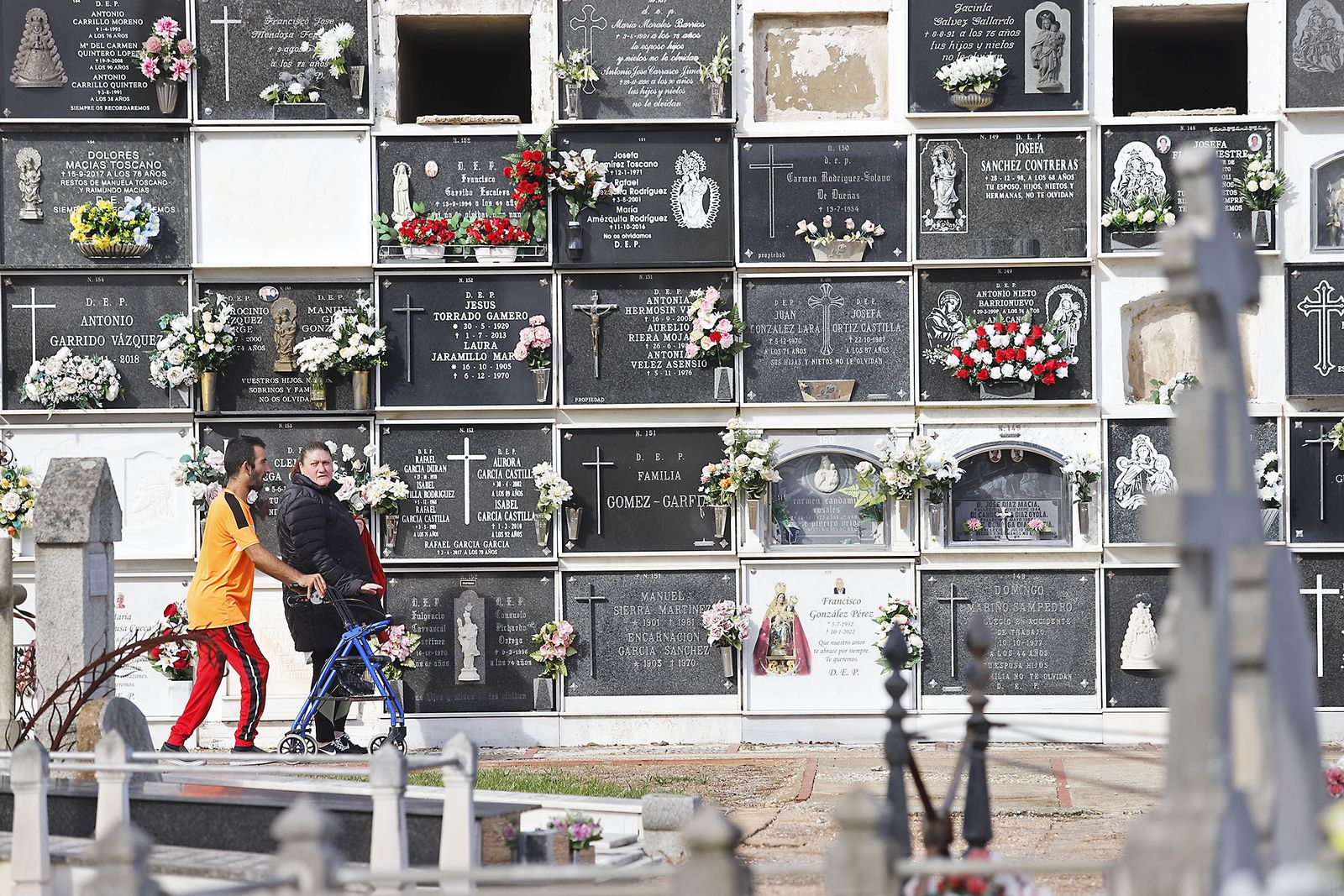 Imágenes del Día de Todos los Santos en el cementerio de la Soledad de Huelva