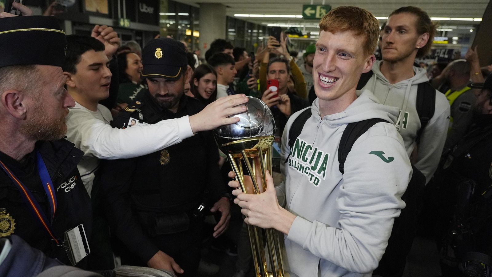 Alegría y éxtasis en la llegada del Unicaja al aeropuerto