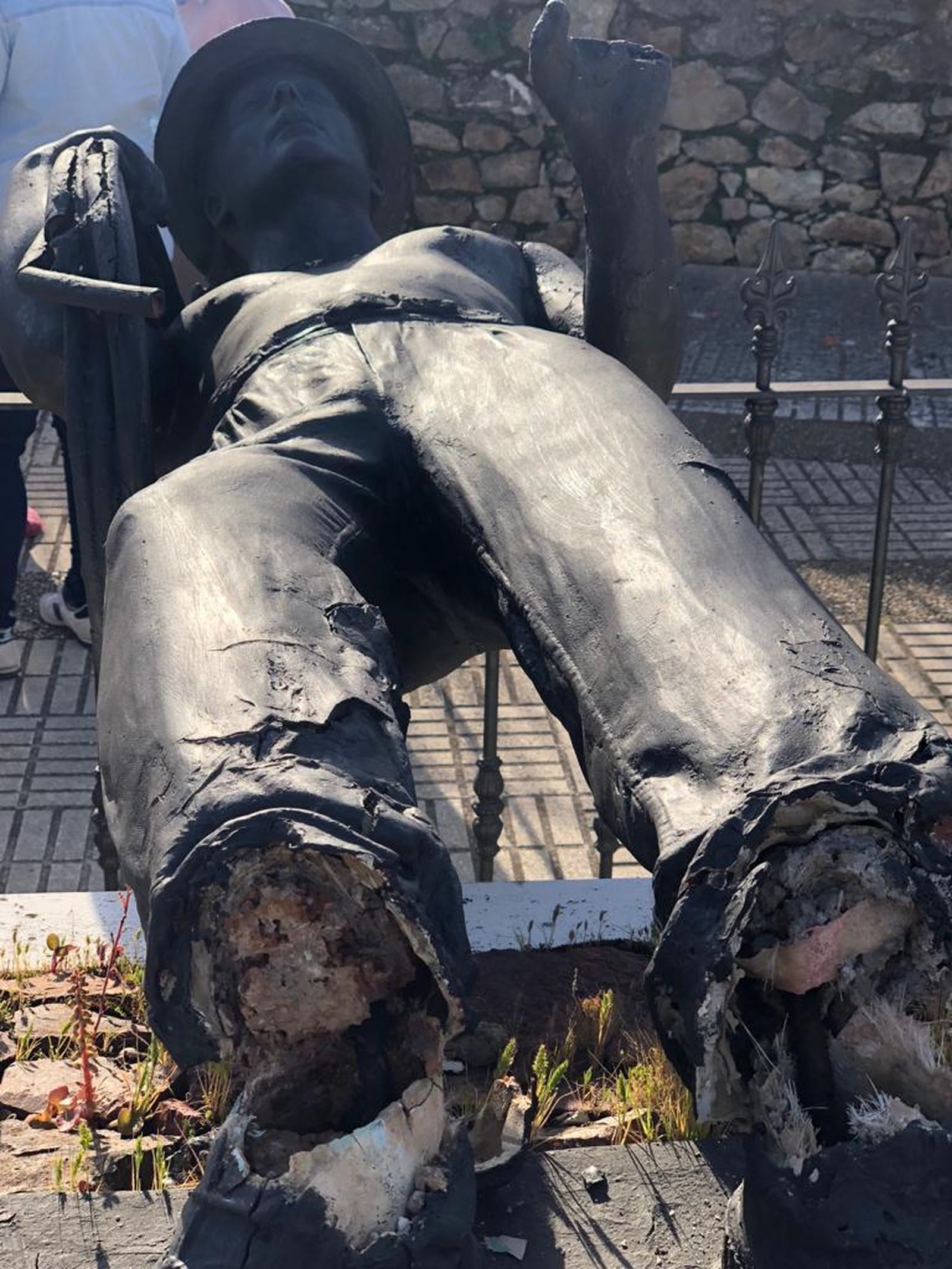 Escultura destrozada por los actos vandálicos.