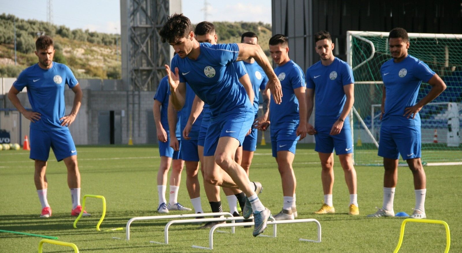 Los jugadores del Ciudad de Lucena realizan un ejercicio en un entrenamiento.