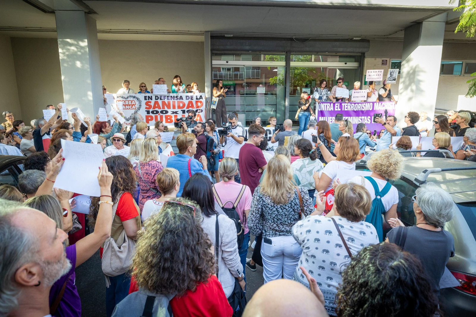 Una imagen de la concentracion contra los errores en el cribado de cancer de mama frente a la Delegación de Salud en Cádiz.