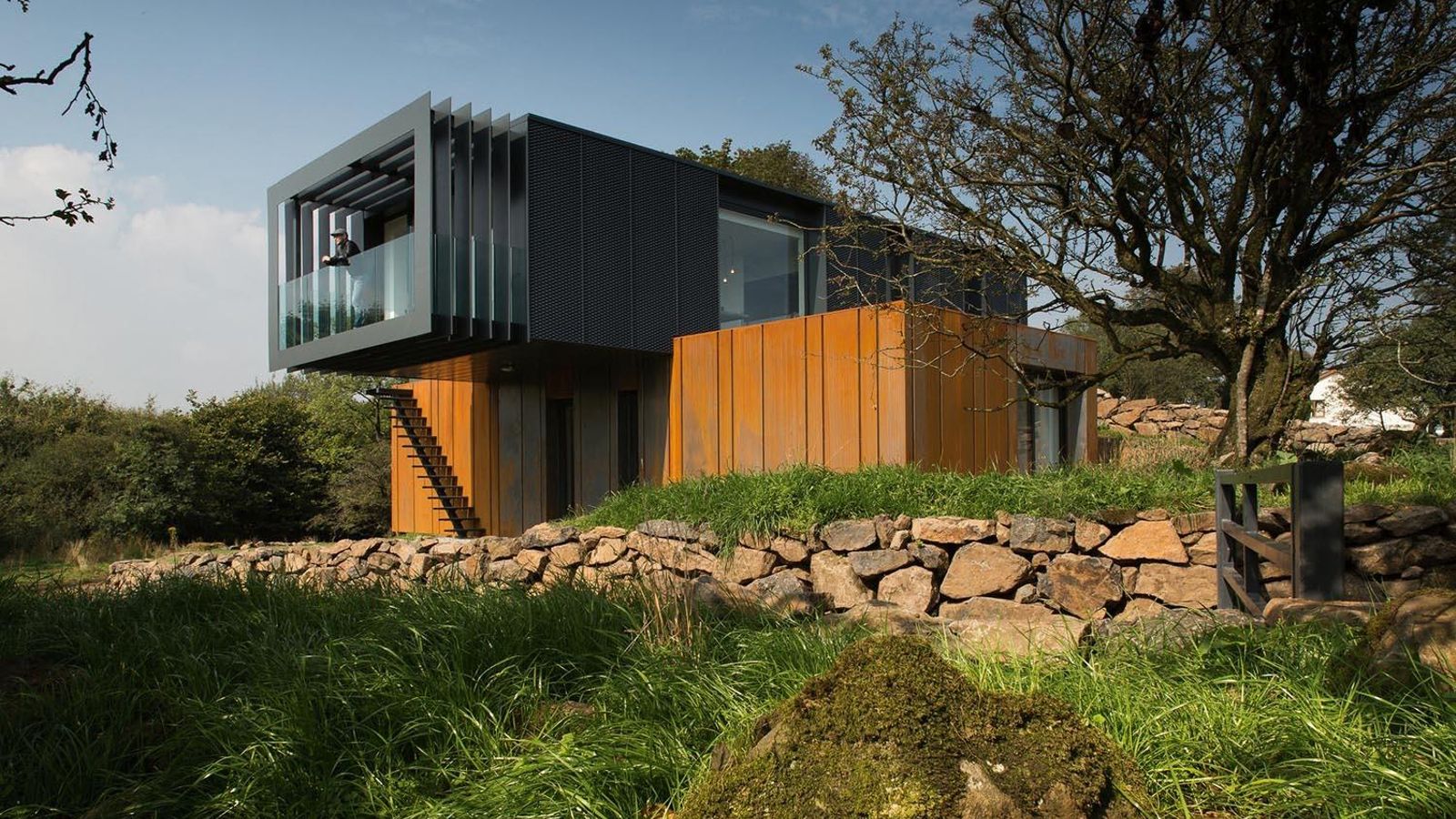 Integración paisajística de una vivienda realizada con contenedores marítimos.