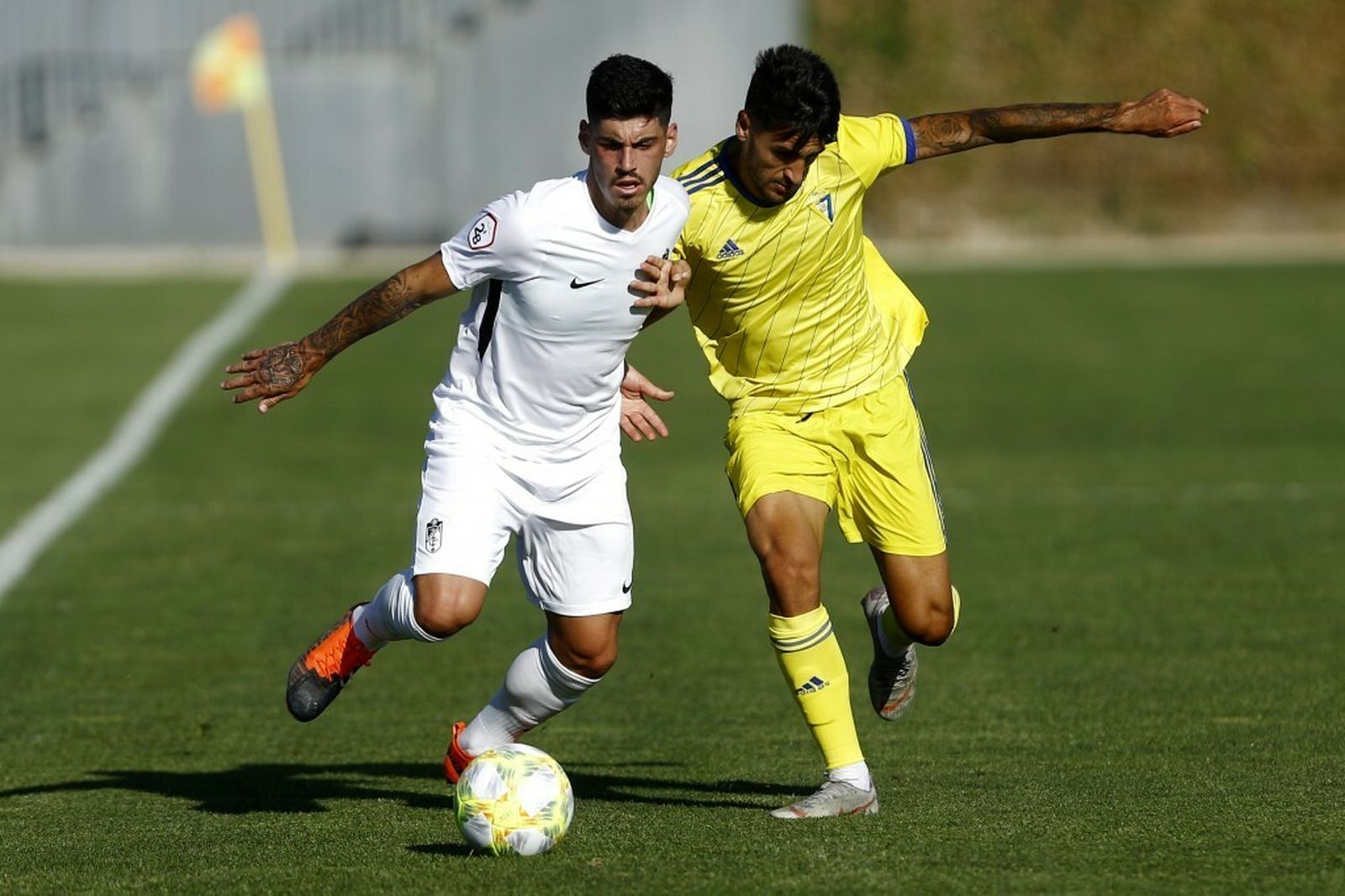 Chapela (d) pugna cuerpo a cuerpo por la posesión del esférico.