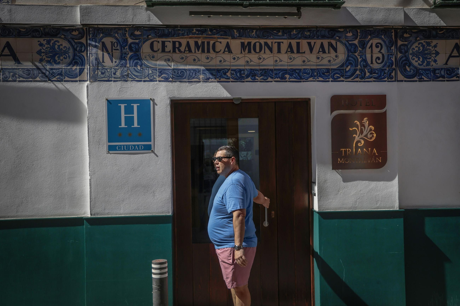 Un hombre sale de un hotel ubicado en la calle Alfarería.