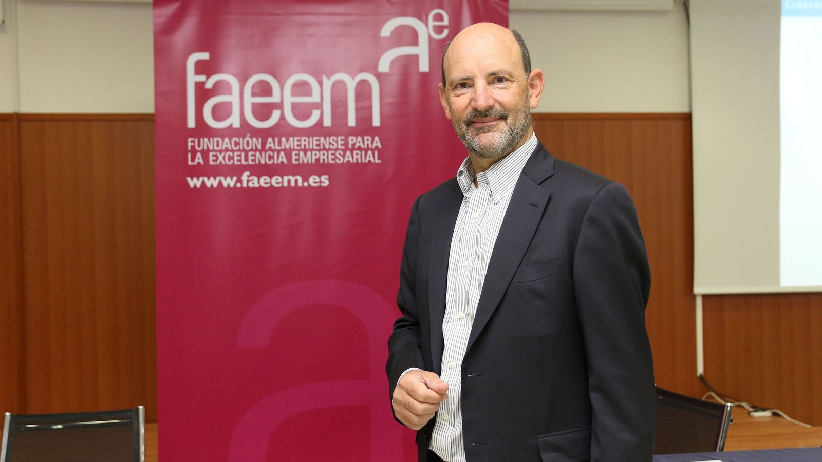 Paco Muro, presidente ejecutivo y socio fundador de Otto Walter, antes de compartir su experiencia con miembros de Faeem