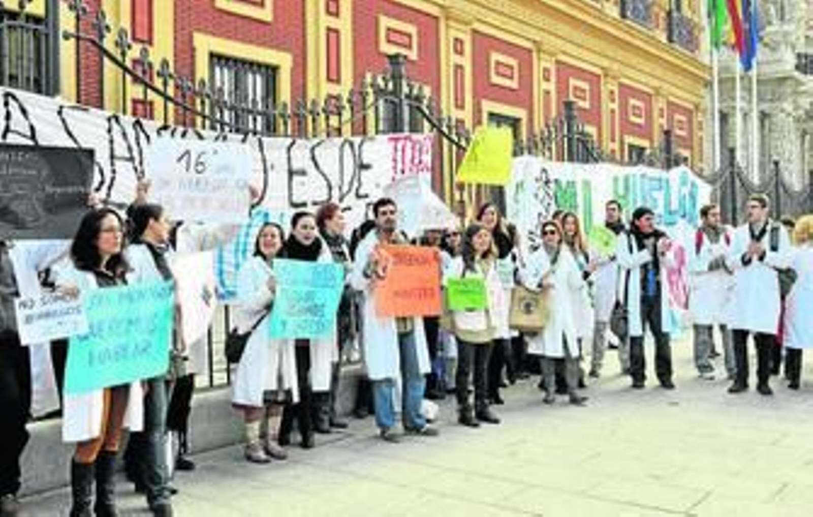 Médicos residentes ayer en la última protesta en San Telmo antes de suspender la huelga.