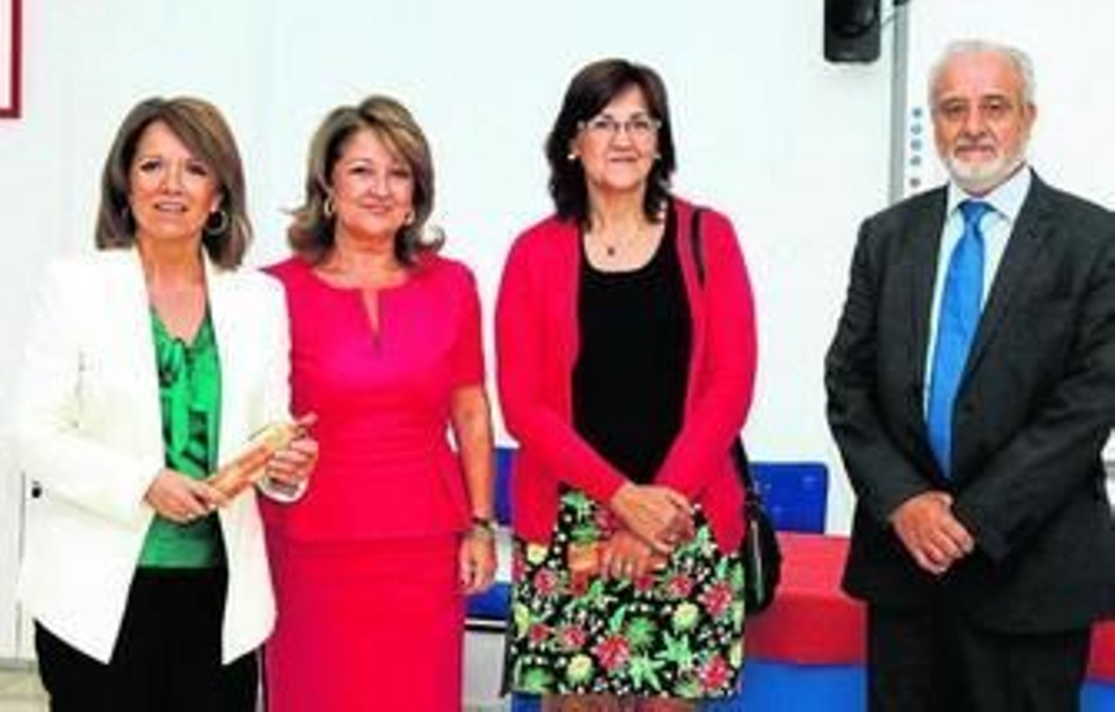 Manuel Gómez, a la izquierda, ayer durante su visita a las nuevas instalaciones del centro escolar.