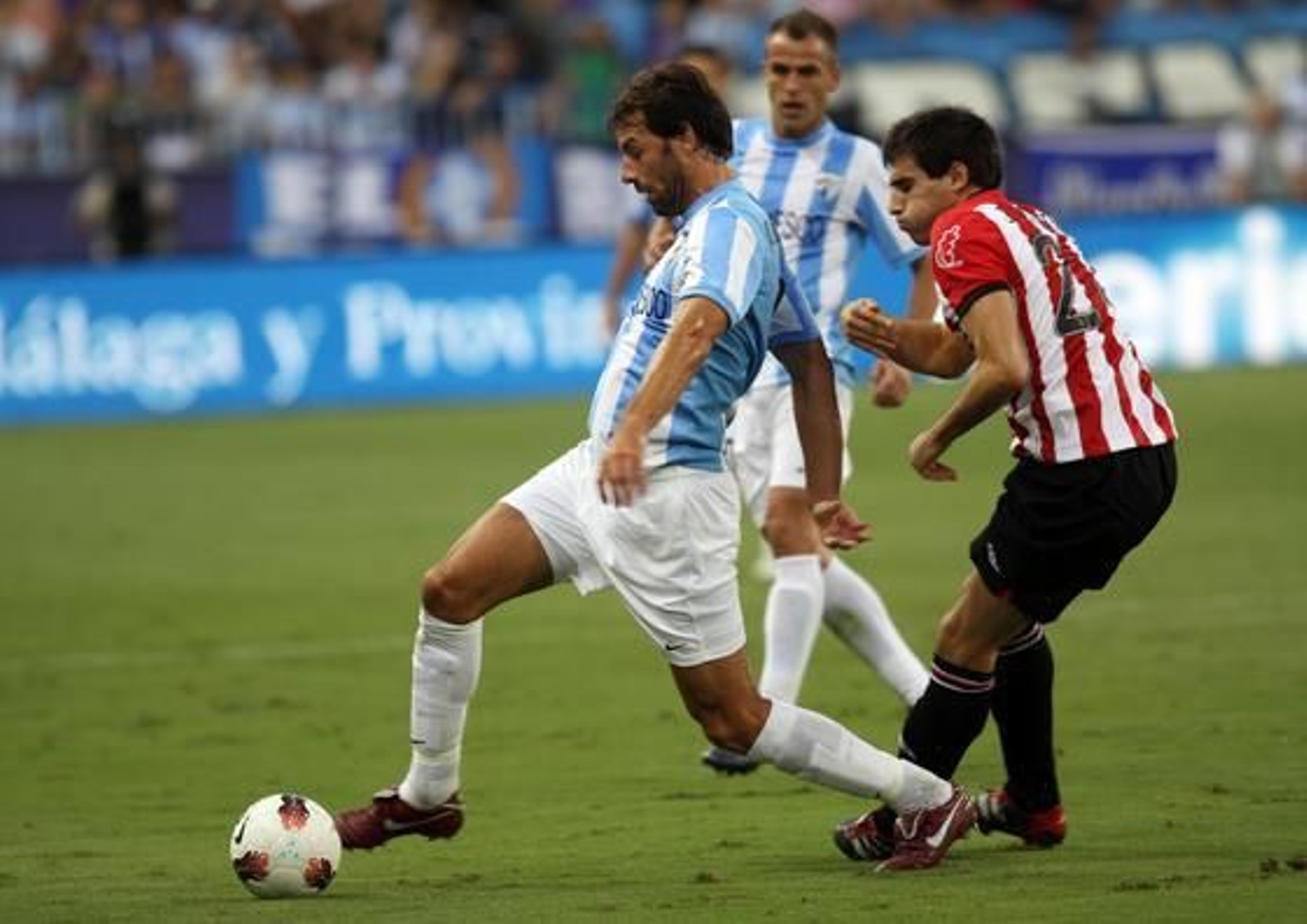 Van Nistelrooy controla un balón de espaldas a la portería. / Migue Fernández