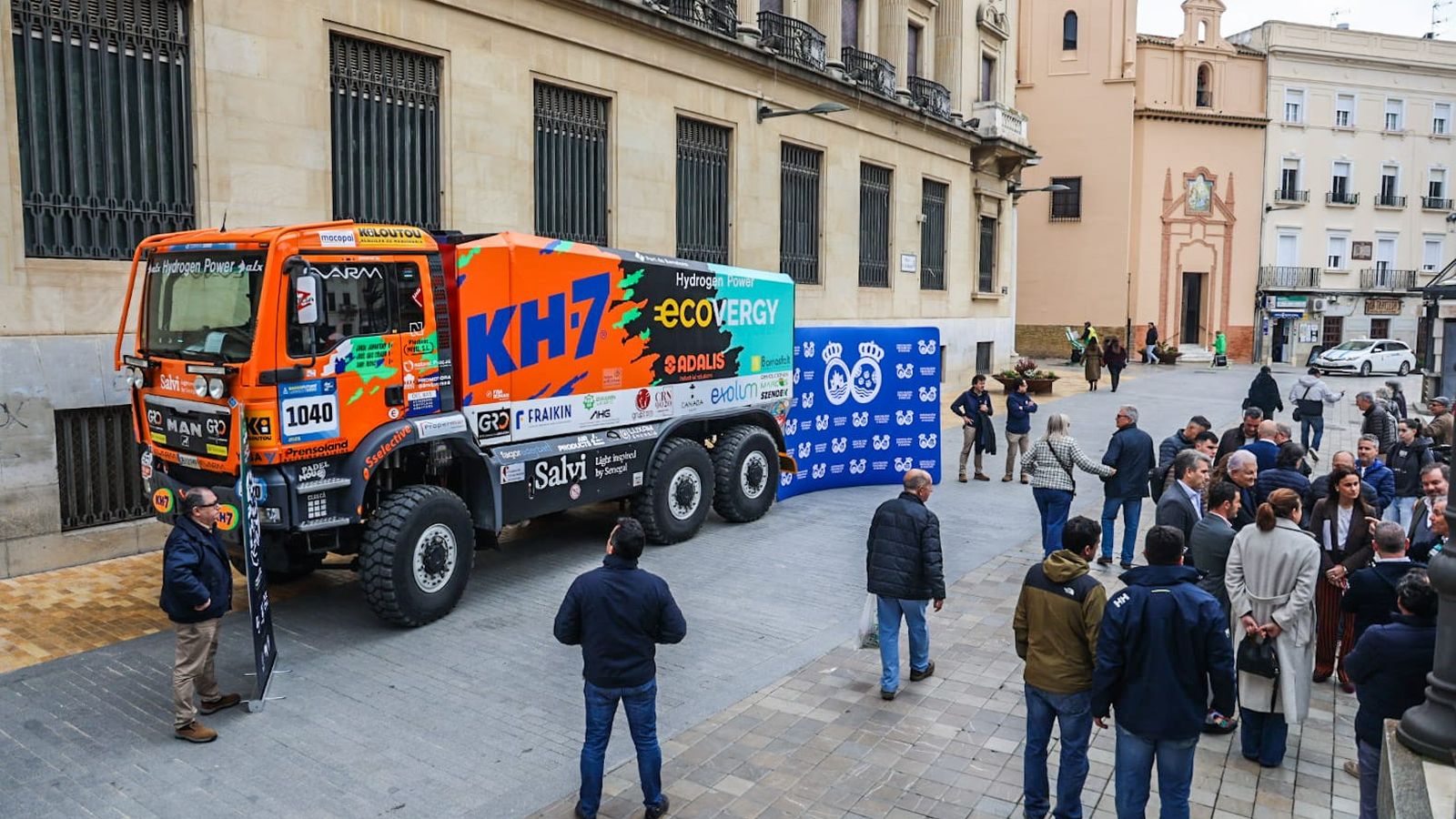 Numerosas personas observan el vehículo.