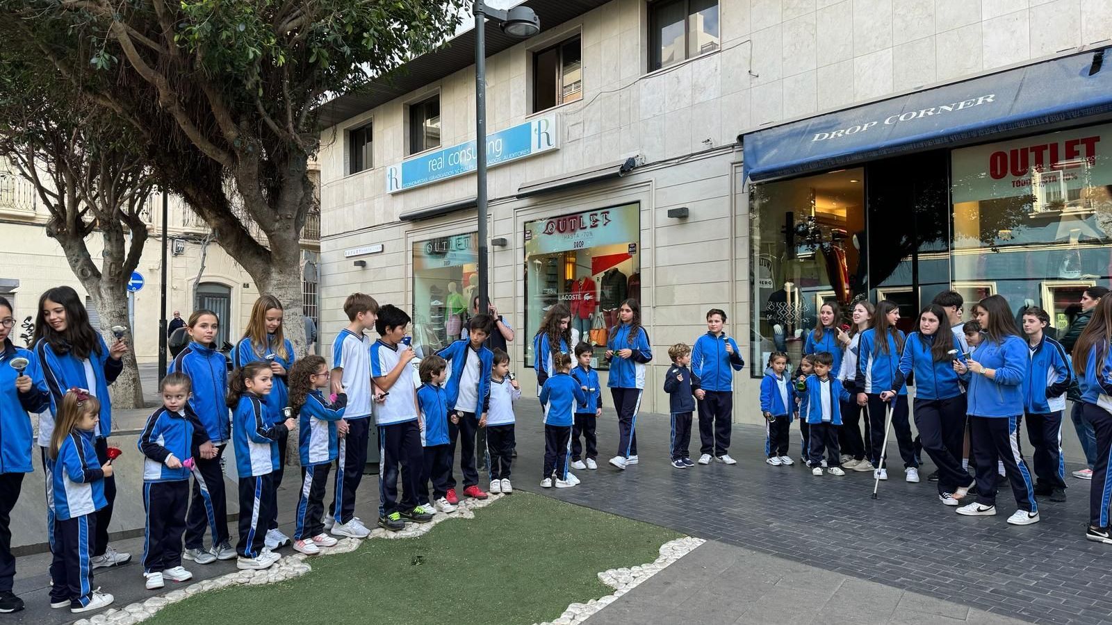 Escolares durante su minuto de silencio en el centro de Almería.