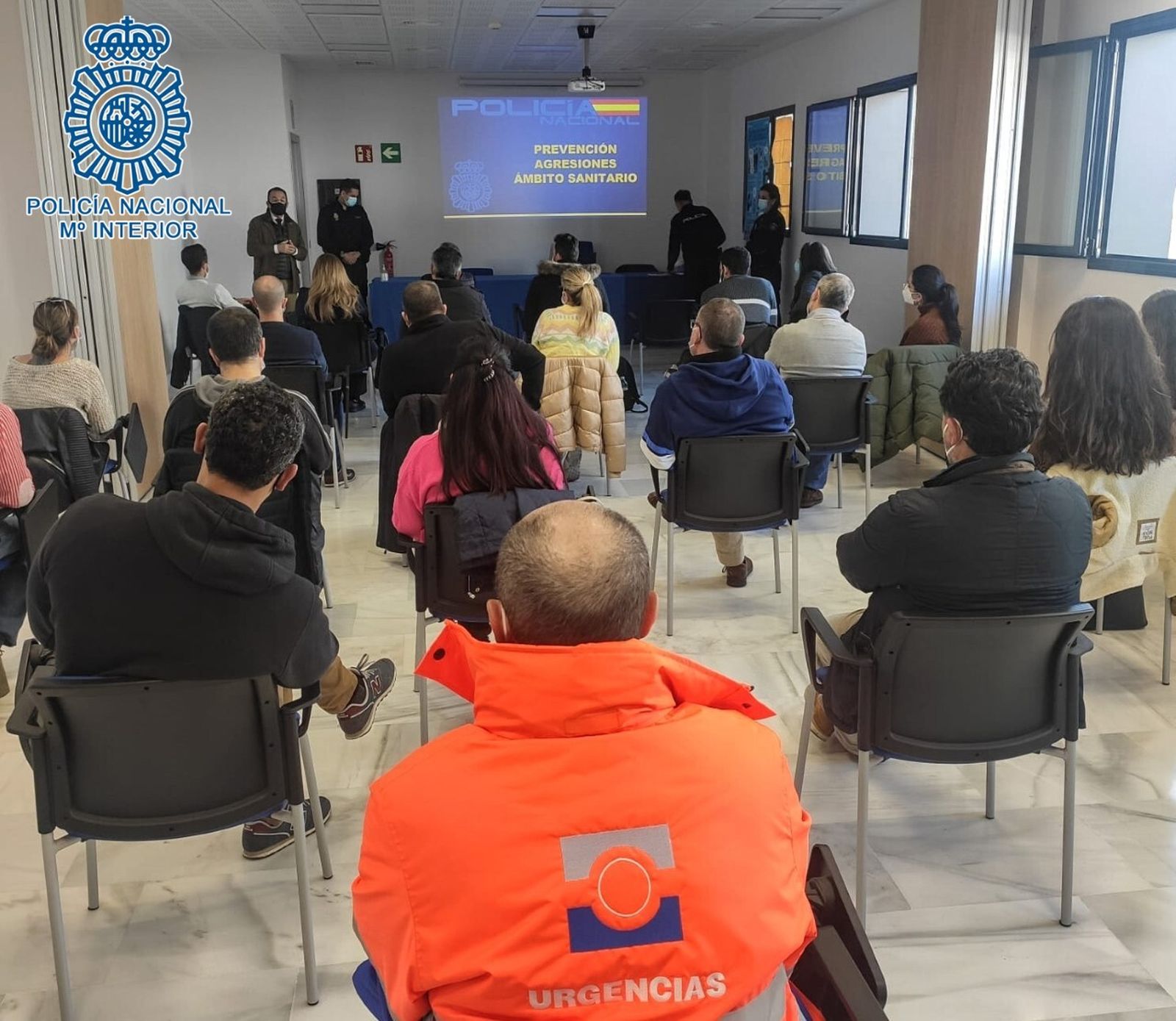 Imagen de la charla de la Policía Nacional a los sanitarios de Jerez