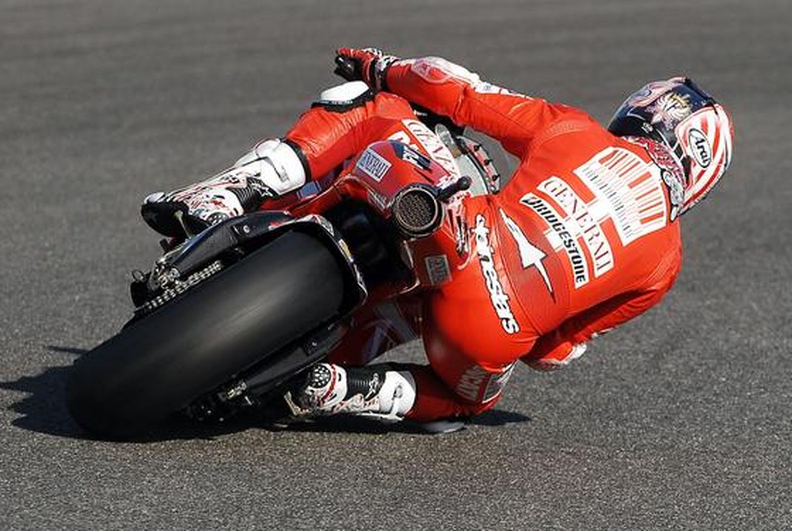 Jorge Lorenzo se impone a Pedrosa en una memorable última vuelta y se hace con su primera victoria en Jerez en la categoría de MotoGP. 

Foto: Juan Carlos Toro y Manuel Aranda
