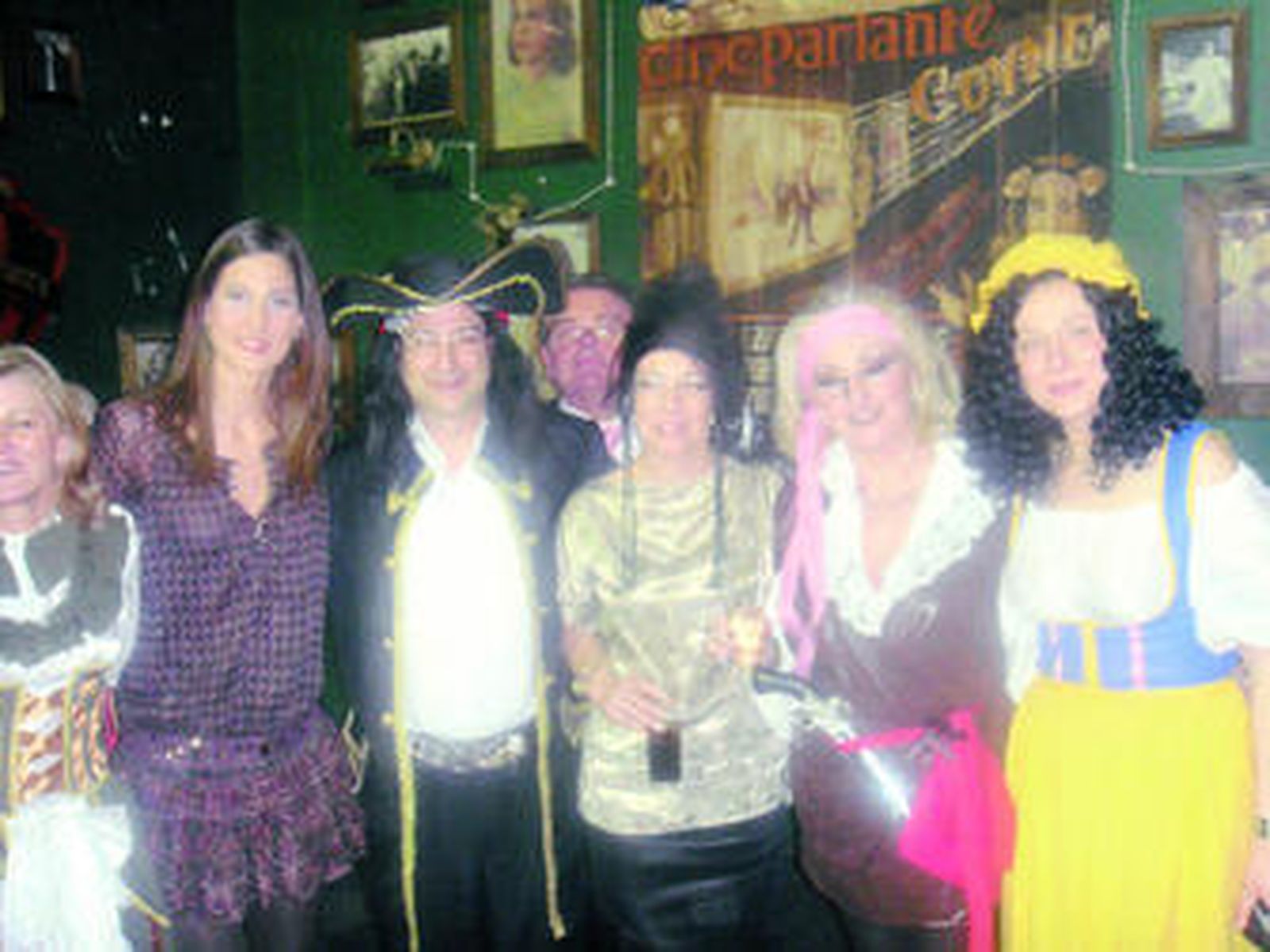 El alcalde de la ciudad, Luis Rogelio Rodríguez, como el Capitán Garfio se lo pasó a lo grande en el baile.