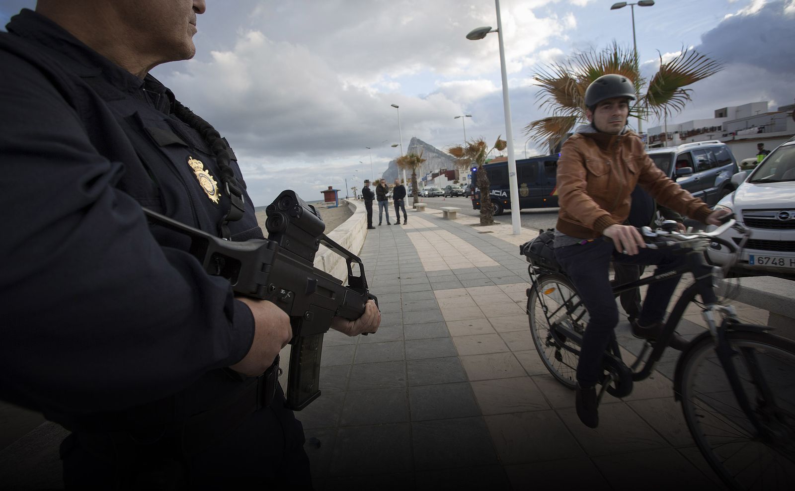 Un patrullero de la Policía atraviesa una calle del Zabal, donde se encuentran los almacenes de droga.