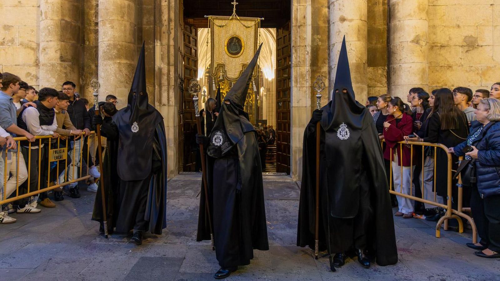 Luto y duelo en la noche del Viernes Santo, en imágenes